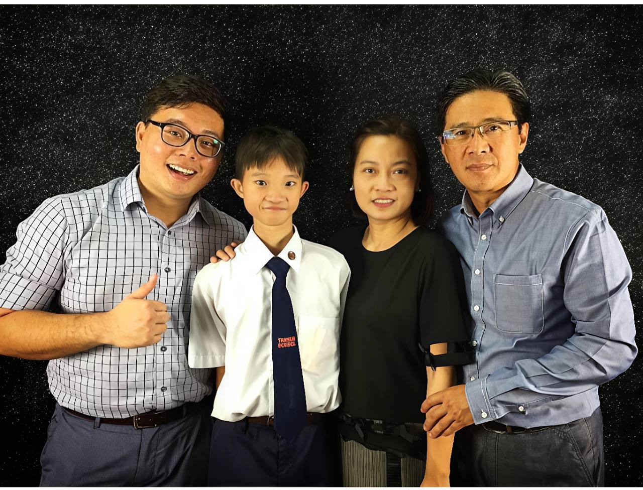 Alvin Foo together with his family.
